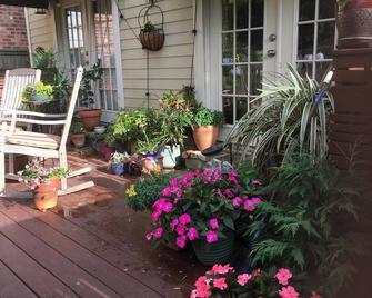 Lovely Uptown Camelback Available; Two Bedrooms On Private Floor. - Nueva Orleans - Patio