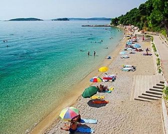 Apartments Vida with garden: - Korčula - Beach