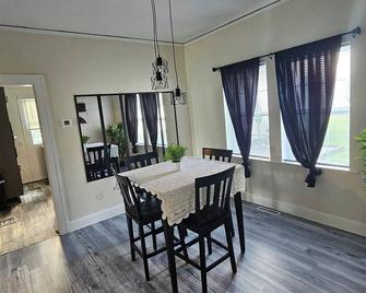 Charming newly renovated 2-bedroom house with AC, WiFi in nice neighborhood - Danville - Їдальня