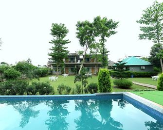 Aranya Resort & Suites By Shivaneel Hospitality - Rāmnagar - Bazén