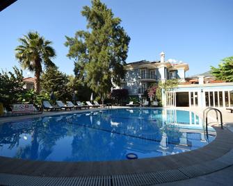 安塔斯豪華公寓飯店 - 費特希耶 - 游泳池