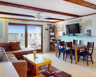 Cape Cod condo with covered deck & access to private beach - Provincetown - Living room