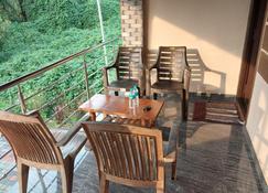 Finer Things Retreat - Ujire - Balcony