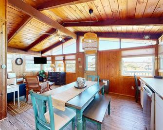 Sound-side home with a yard, central AC & washer/dryer - walk to beaches - Avon - Comedor