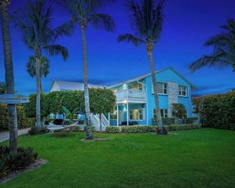 Beachy 2BD and 2BA Escape with Patio - Walk to Ocean - Fort Pierce - Budynek