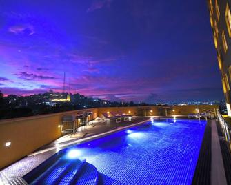 Hilton Garden Inn Kampala - Kampala - Pool