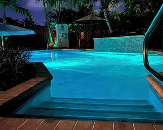 Secluded Bungalow - Wilton Manors - Piscina