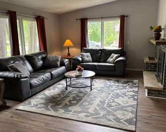 Cedarwood Chateau - Cambridge - Living room