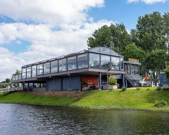 Beautiful houseboat in Kerkdriel harbour - Kerkdriel - Edificio