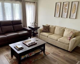 Lovely 2 Bedroom Condo - Basye - Living room