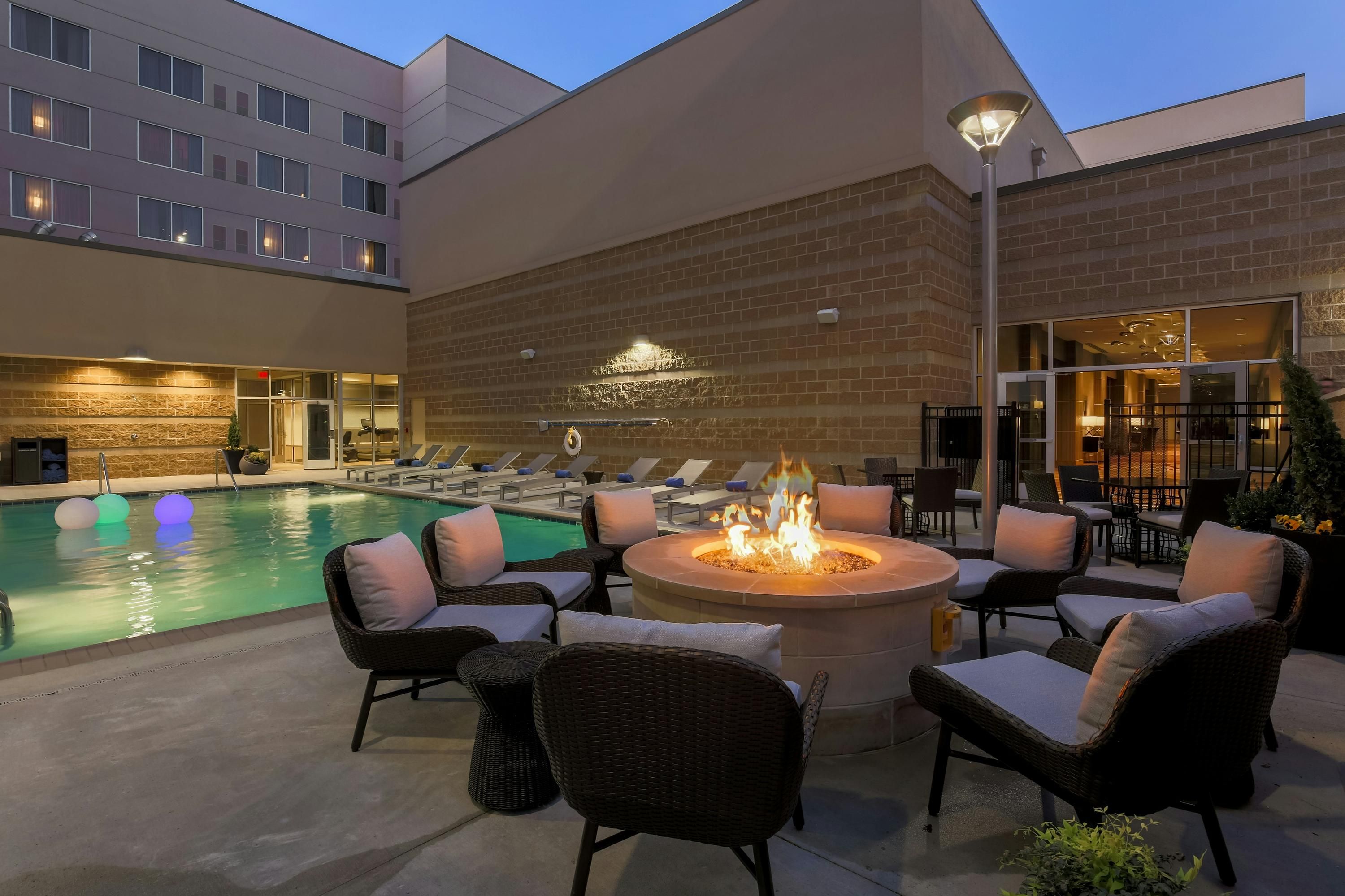 DoubleTree by Hilton Evansville - Evansville - Pool
