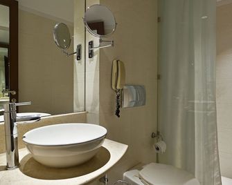 Hotel Leafio Marigold-Near Airport - Bombay - Badrum