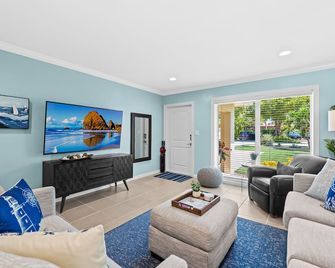 Welcome to Pelican Landing, A Cozy Tropical Heated Pool Home! - Fort Lauderdale - Living room