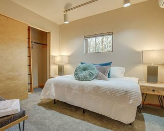 The Cube | Hot Tub + Deck | 15 Private Acres | - Lewisberry - Bedroom