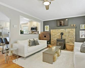 Boutique style home with original works of art on a gorgeous tree lined street. - Parkville - Living room