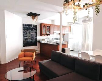 Lum The Queen - Toronto - Living room