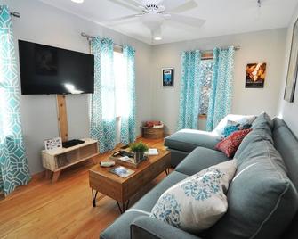 Havana Cabana; Pet Friendly and family friendly home - Ocracoke - Living room