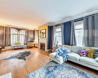 6 Mi to Naval Base: Spacious Waukegan Home w/ Yard - Waukegan - Living room