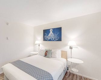 Cute beach room with fast WiFI - walk to downtown shops & eats - Bandon
