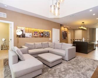 Luxury 4 Bedroom Home Magic Village Resort 7487 - Celebration - Living room