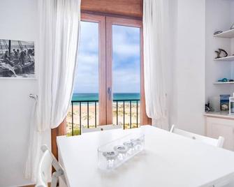 Enjoy stunning sea views from this gorgeous beach front Apartment - Zahara de los Atunes - Essbereich