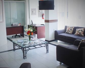 Hotel Fiesta Versalles - Monterrey - Wohnzimmer
