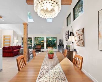 Serene Garden Home Center of lake oswego 4 bedrooms, 3 full bath, - Lake Oswego - Dining room