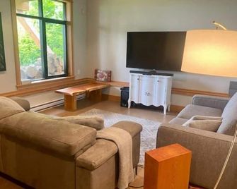 Oceanfront Nature Retreat - Jordan River, Bc - Sooke - Living room