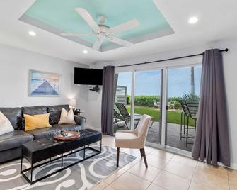 The Beach on Longboat Key #106 Resort by RVA - Longboat Key - Living room