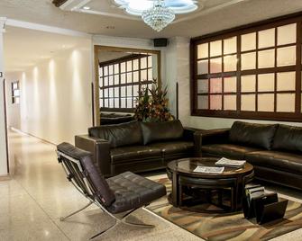 Hotel León Dorado - בוקאראמנגה - לובי
