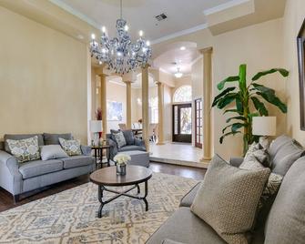 Luxe Yuma Home with Private Pool! - Yuma - Living room
