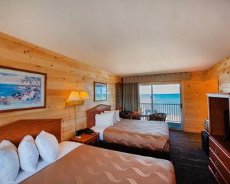 Quality Inn & Suites Beachfront - Mackinaw City - Bedroom