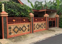 A local house 3 Bedrooms with very affordable price. - Surakarta City - Vista exterior