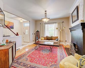 Victorian Manor 1 mile from Downtown Denver! - Denver - Pokój dzienny