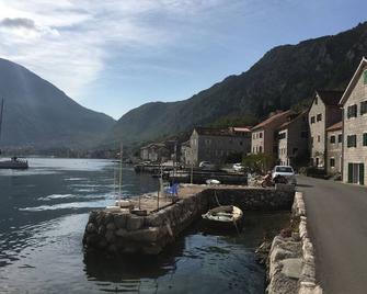 An ancient stone house 4 meters from the sea and a walk to Kotor. - Kotor - Building