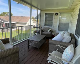 Call Today For Special 2024/2025 Rates! Unique Home W/Golf Course View! - Lady Lake - Balcony