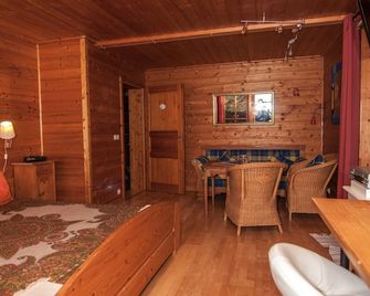 Ferienwohnung im 1.Stock mit überdachter Terrasse und See- und Bergblick - Chieming - Chambre