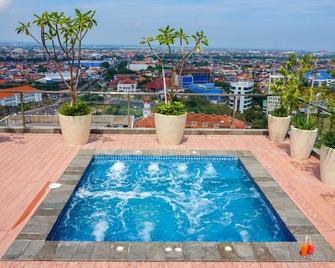 Louis Kienne Hotel Pandanaran - Semarang - Svømmebasseng