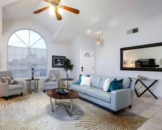 Desert Pool Oasis Located In The Heart Of Las Cruces - Las Cruces - Living room