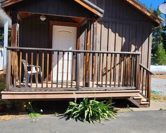 Cozy 1 bedroom cabin in peaceful Trinity Center with AC - Trinity Center