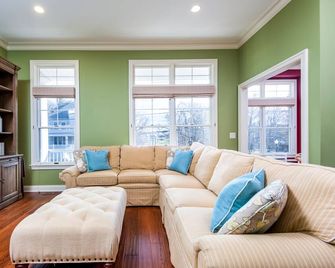 5 Bedroom Home Just Steps from North Beach & Downtown - South Haven - Living room