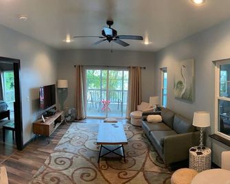 Waterfront, Spectacular Sunset Views, Beautiful Updated Cottage! - Sturgeon Bay - Living room