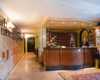 Domus Hotel-1 - קייב - דלפק קבלה