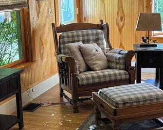 Welcoming 1-bedroom farmhouse on Mount Desert Island - Mount Desert - Living room