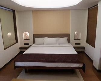 Hotel Panchalee Deluxe - Kolhapur - Schlafzimmer