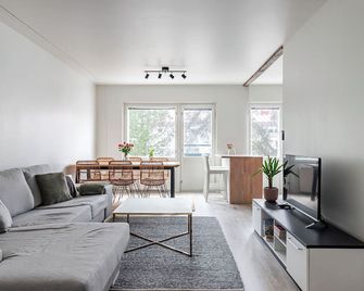 2BR Apartment near Harbor and Center with Free Parking - Lahti - Olohuone