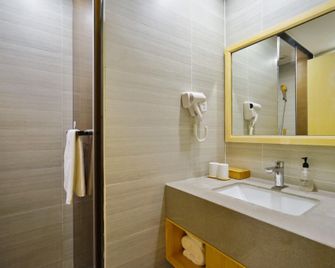 Elong Hotel (Beijing Shijingshan Shougang Park) - Pekín - Habitación