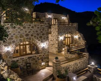 To Spiti Mas 2 in Moni - Sougia - Building