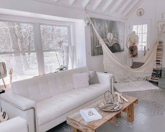 Artist Studio Retreat (20 mi. from Nashville) - Smyrna - Wohnzimmer