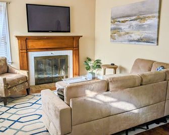 Cozy family retreat - Buffalo - Living room